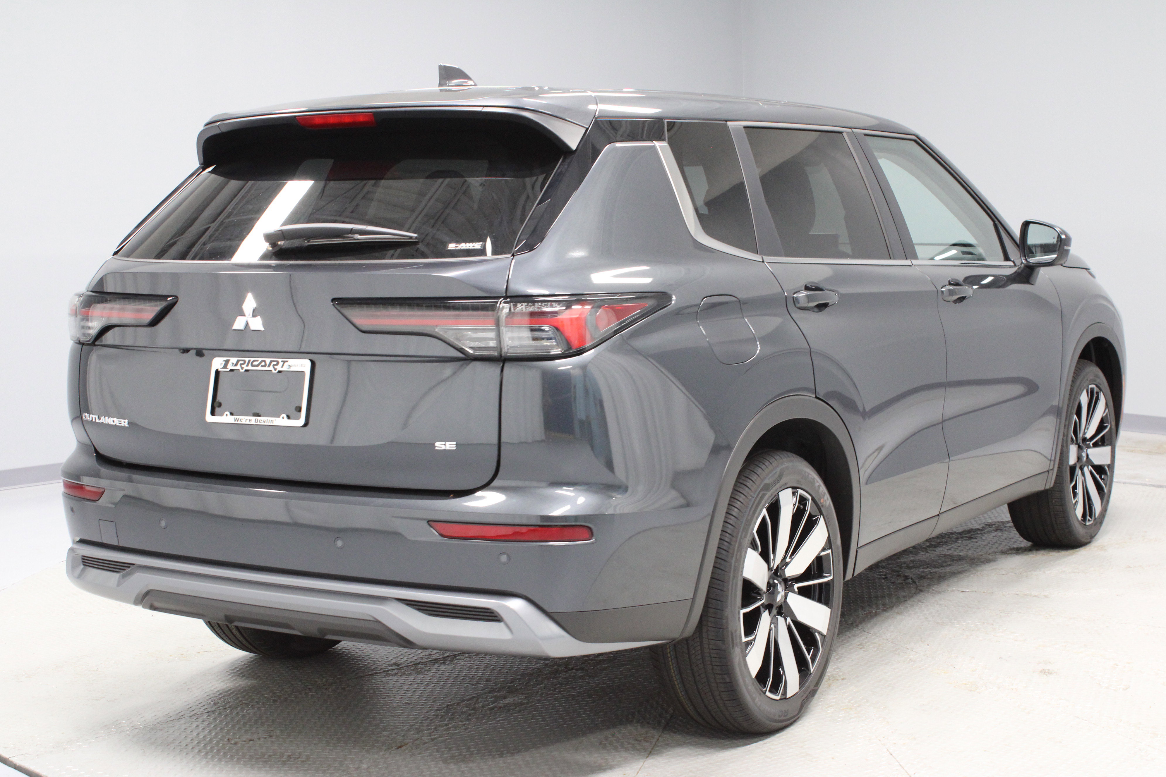 New 2025 Mitsubishi Outlander SE image 9