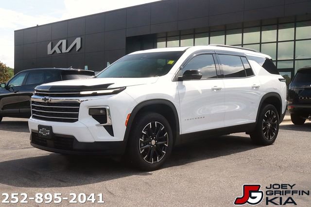 Used 2026 Chevrolet Traverse LT w/ Sun and Wheel Package FWD image 1