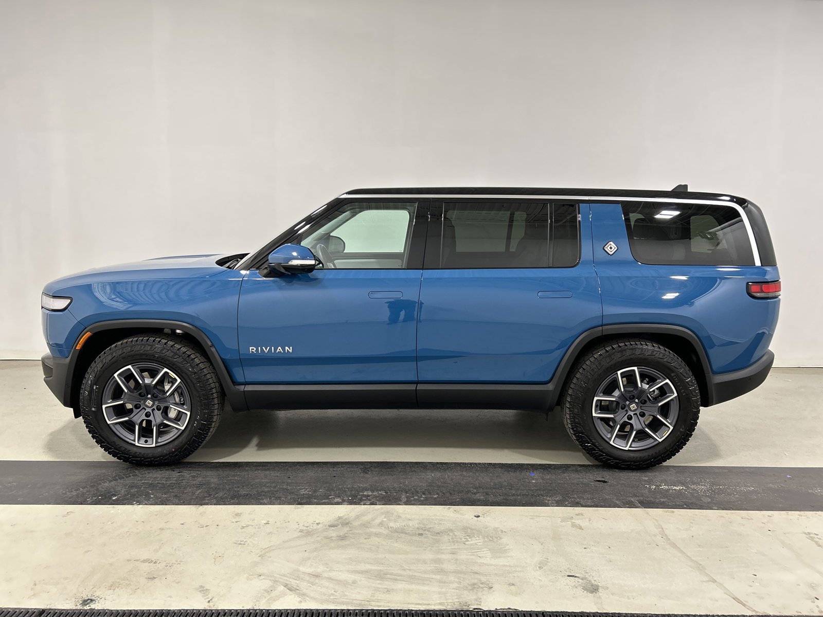 Used 2023 Rivian R1S Adventure AWD/4WD image 2
