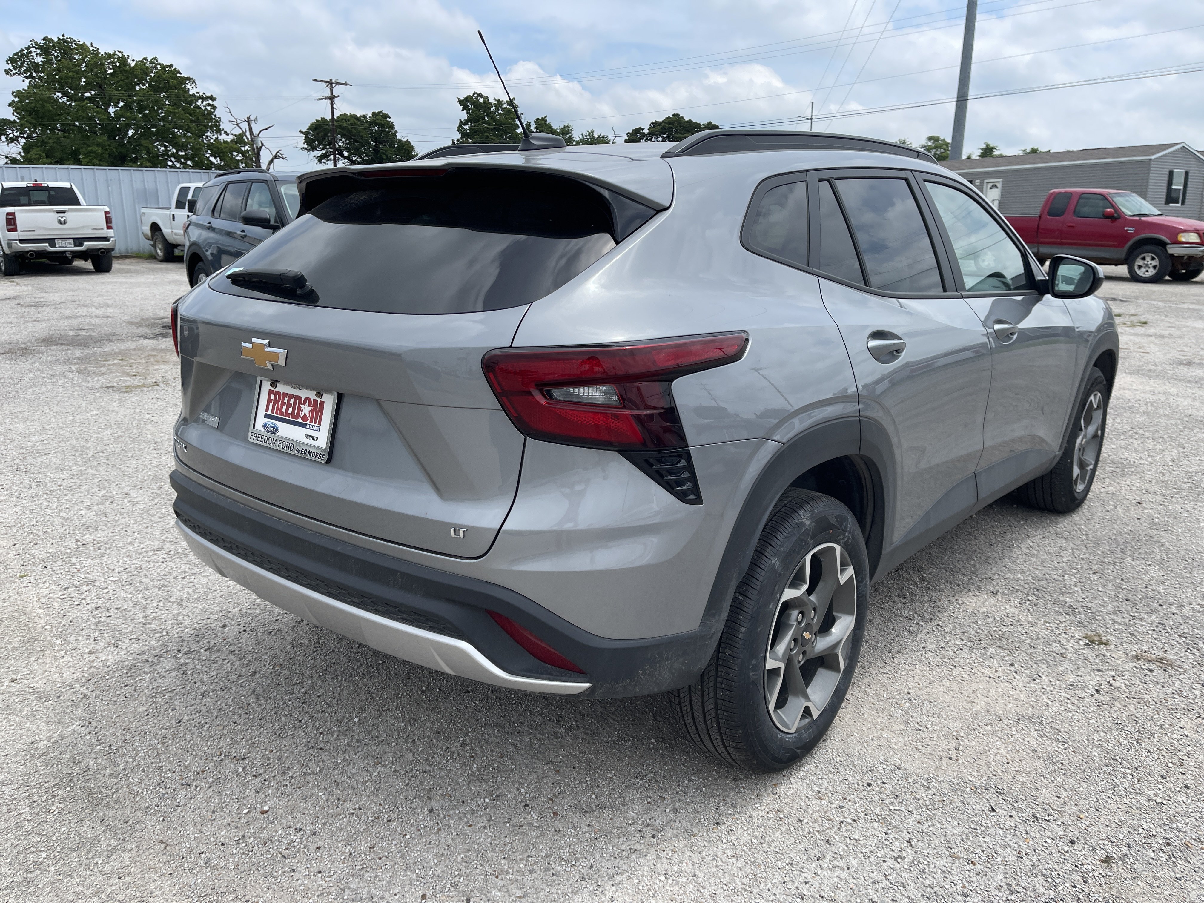 Used 2025 Chevrolet Trax LT FWD image 4