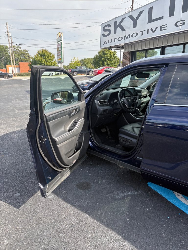 Used 2022 Toyota Highlander XLE AWD/4WD image 15