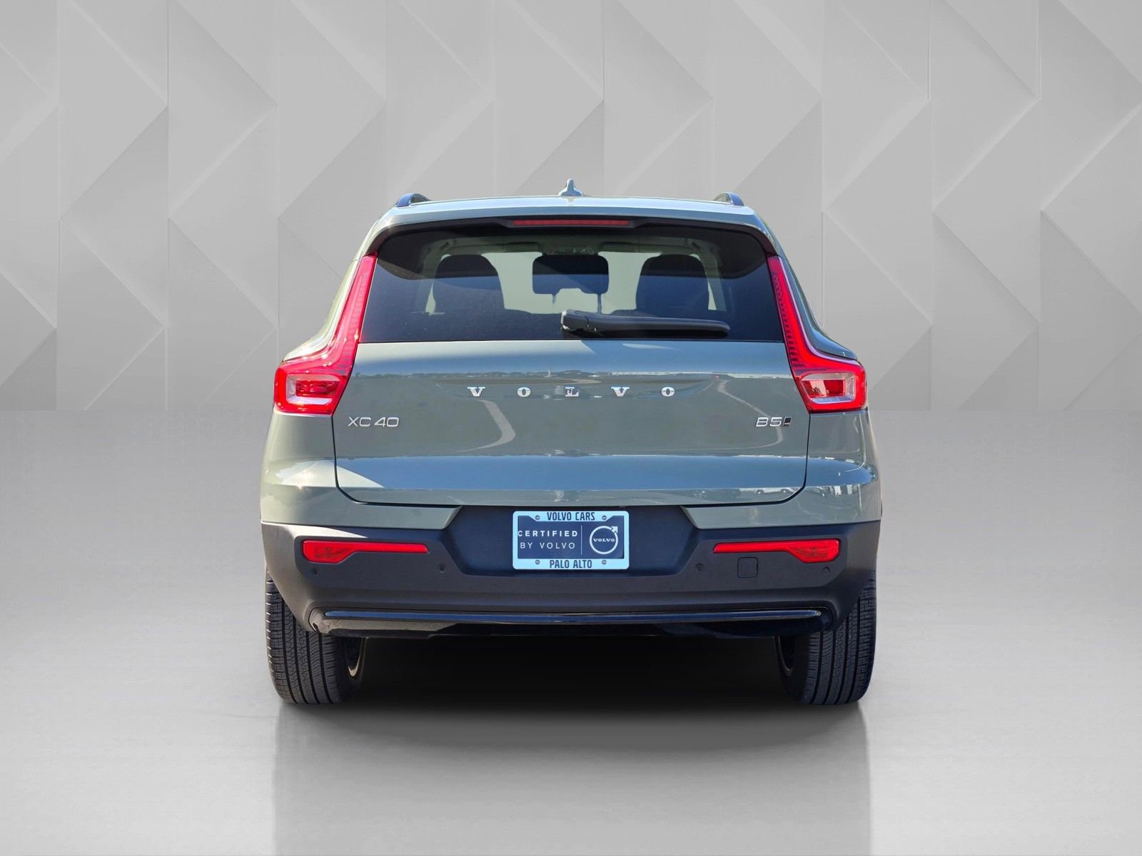 Certified 2025 Volvo XC40 B5 Plus image 5