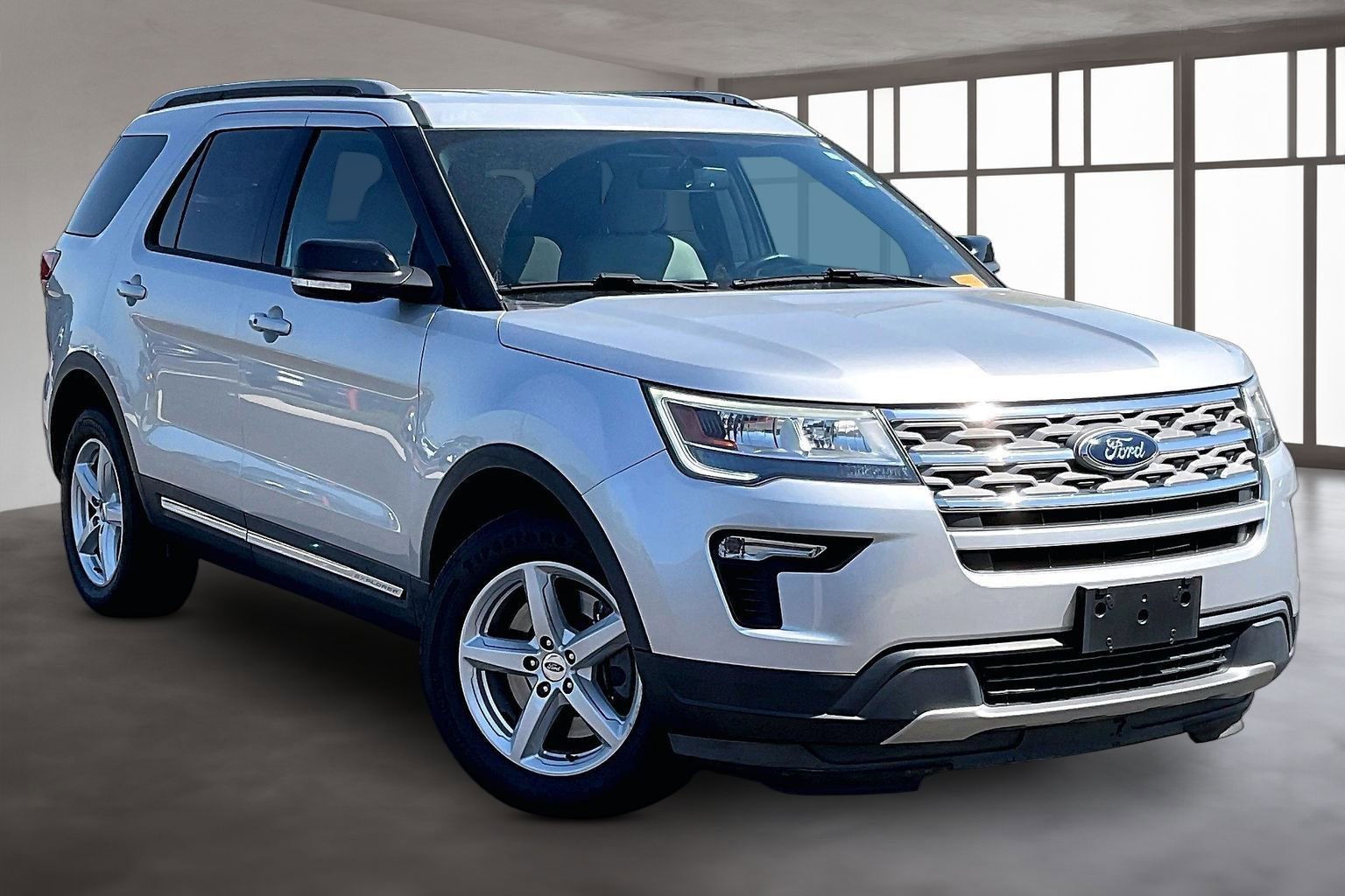 Used 2018 Ford Explorer XLT w/ Equipment Group 201A FWD image 1