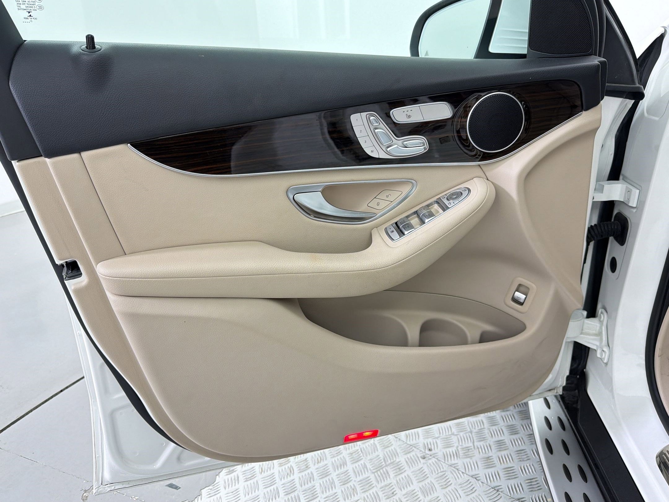 Used 2022 Mercedes-Benz GLC 300 4MATIC w/ Premium Package Lite image 14
