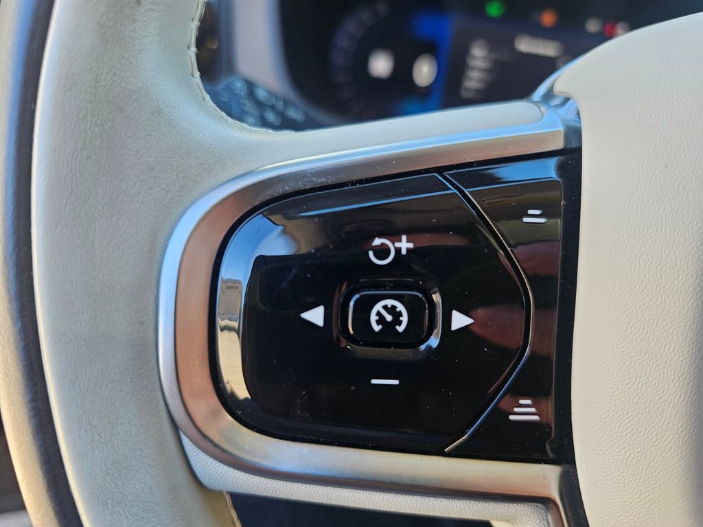 Certified 2023 Volvo XC60 B5 Plus w/ Protection Package Premier AWD/4WD image 23