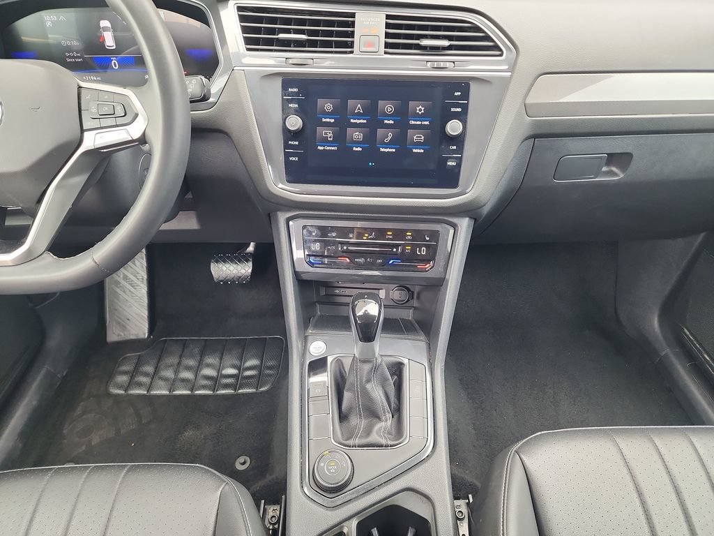 Used 2024 Volkswagen Tiguan SE AWD/4WD image 25