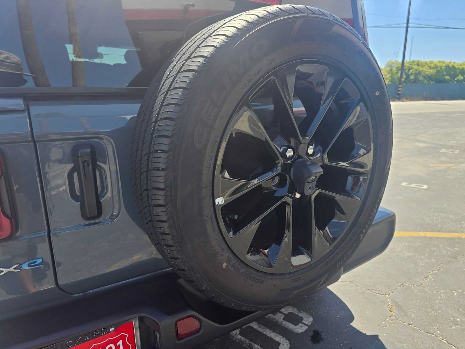 Used 2024 Jeep Wrangler Unlimited Sahara AWD/4WD image 13