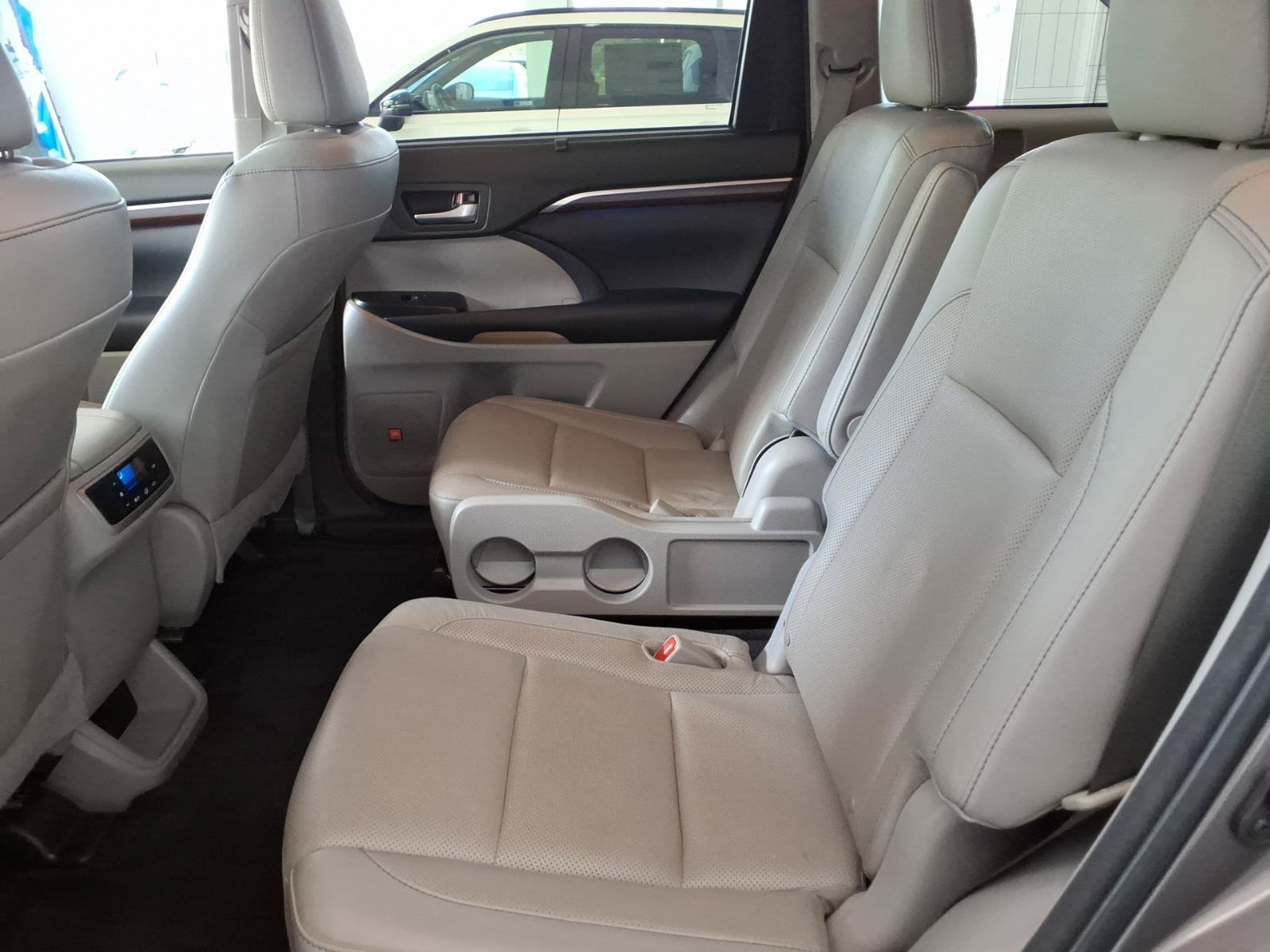 Used 2016 Toyota Highlander Limited w/ Driver Technology Package AWD/4WD image 13