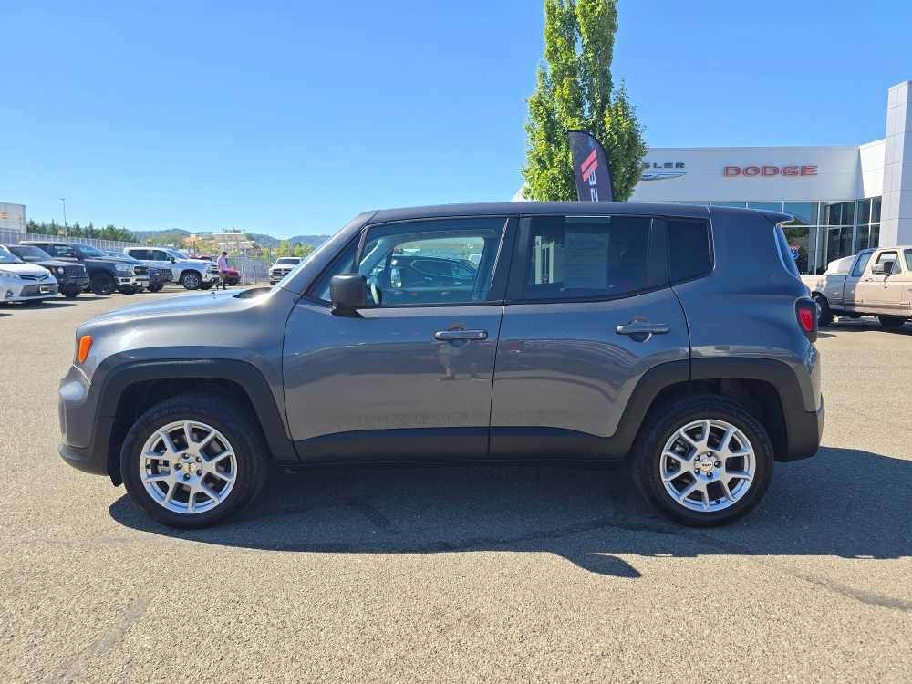 Used 2023 Jeep Renegade Latitude AWD/4WD image 2