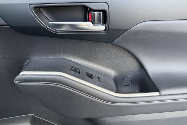 Used 2023 Toyota Highlander XLE FWD image 19