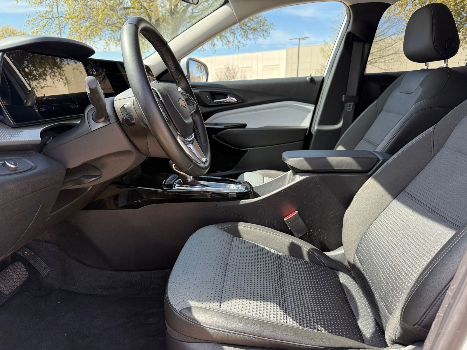 Used 2025 Chevrolet Trax LT w/ LT Convenience Package FWD image 27