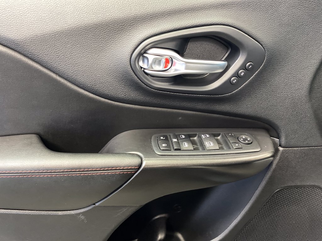 Used 2020 Jeep Cherokee Trailhawk AWD/4WD image 14
