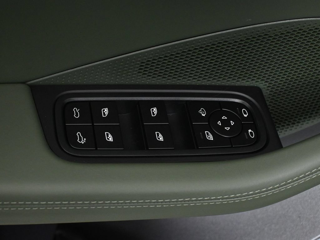 Used 2025 Porsche Macan 4S Electric AWD/4WD image 32