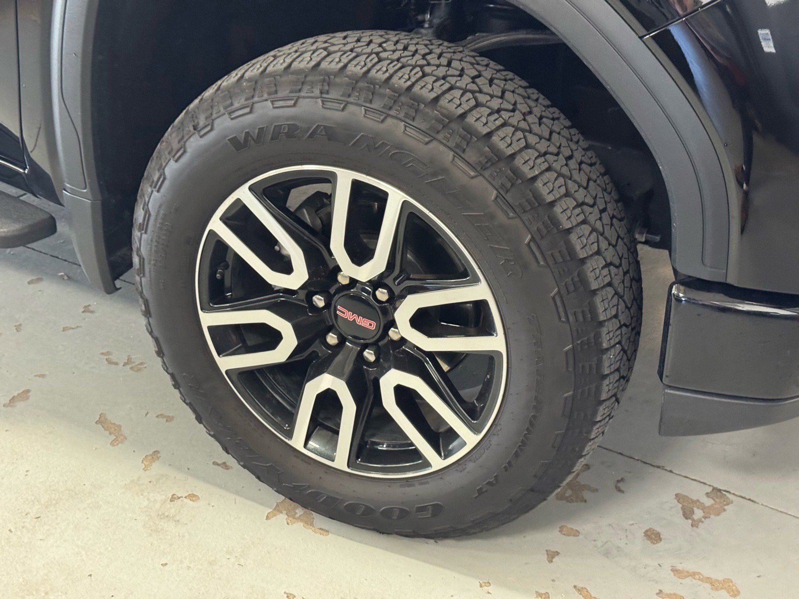 Used 2025 GMC Sierra 1500 AT4 w/ AT4 Premium Package image 4