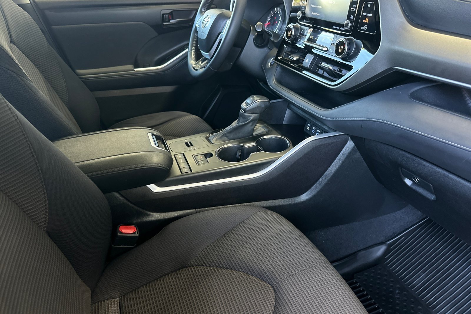 Used 2022 Toyota Highlander LE FWD image 16