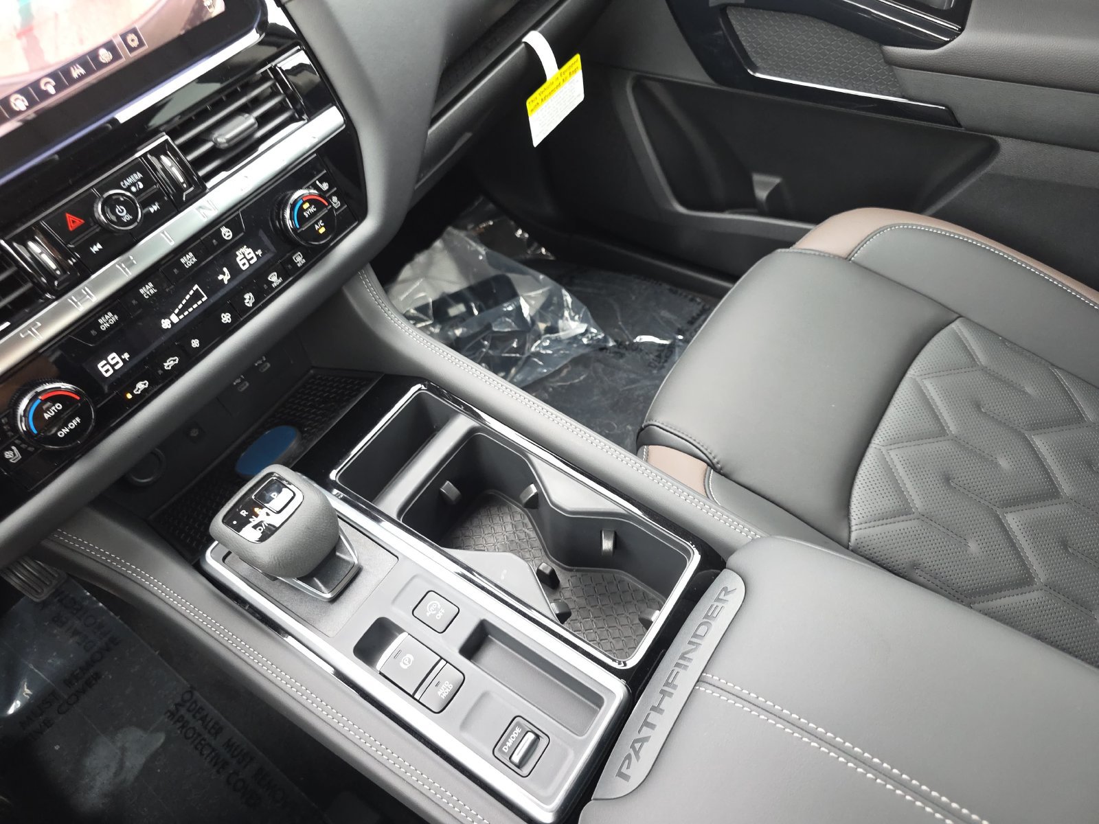 New 2026 Nissan Pathfinder Platinum w/ Accent Package FWD image 24