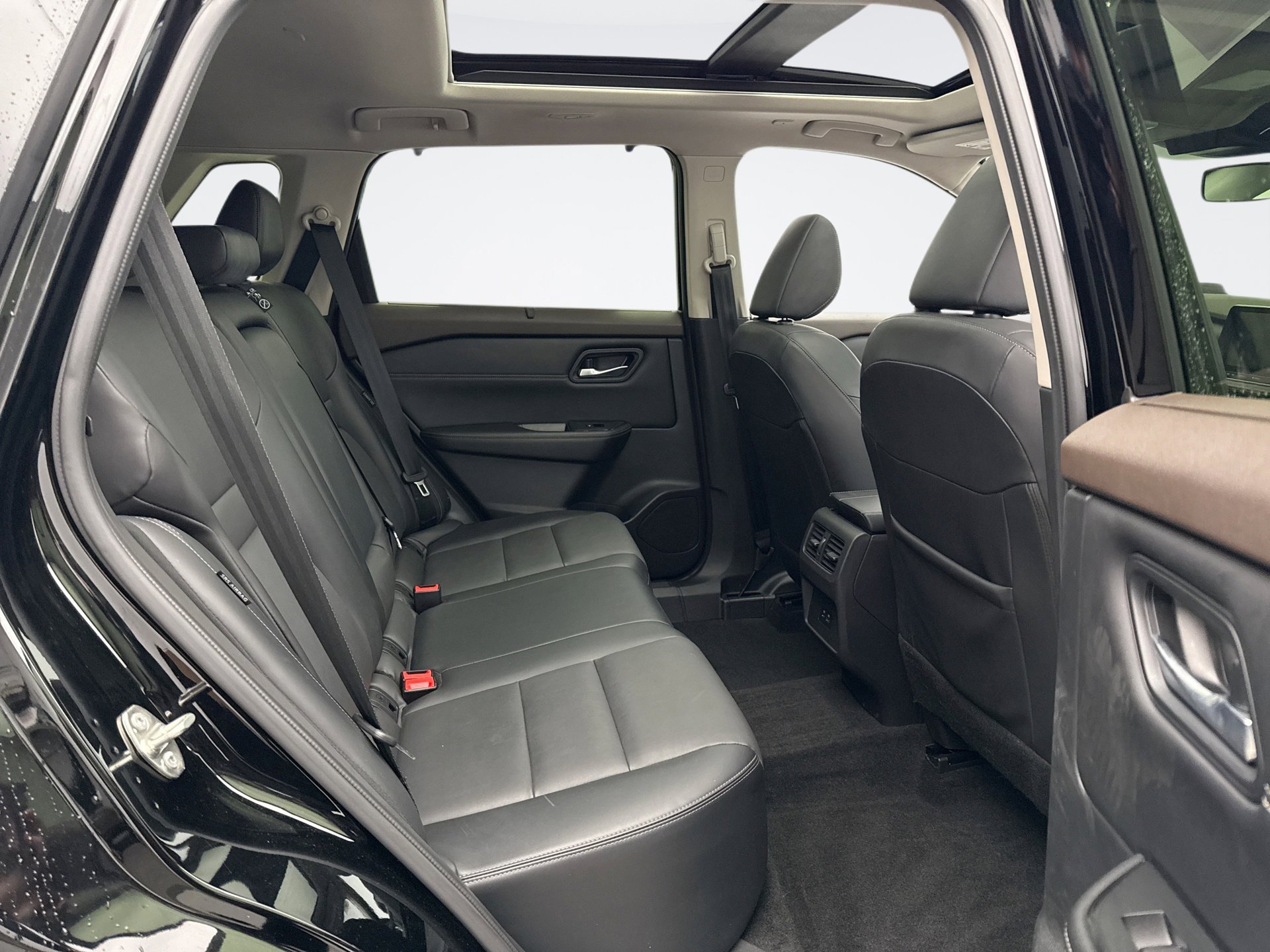 Used 2023 Nissan Rogue SV w/ SV Premium B Package image 19