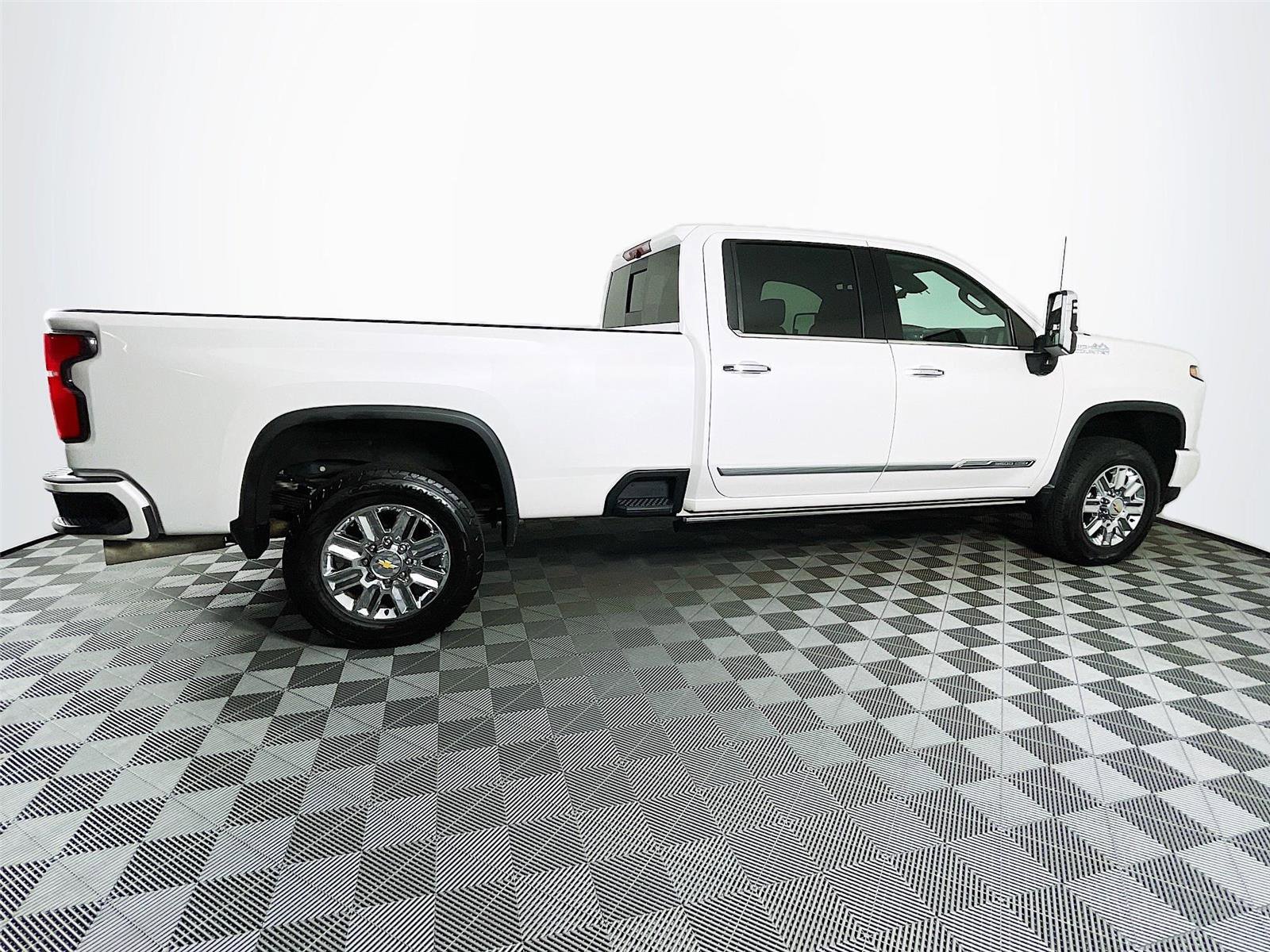 Certified 2024 Chevrolet Silverado 3500 High Country w/ Technology Package image 10