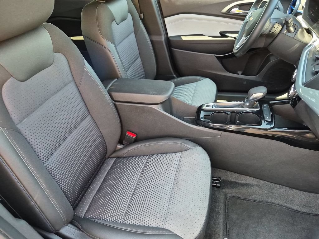 Used 2025 Chevrolet Trax LT w/ LT Convenience Package FWD image 30
