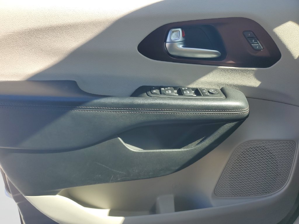 Used 2018 Chrysler Pacifica Limited w/ Advanced Safetytec Group FWD image 20