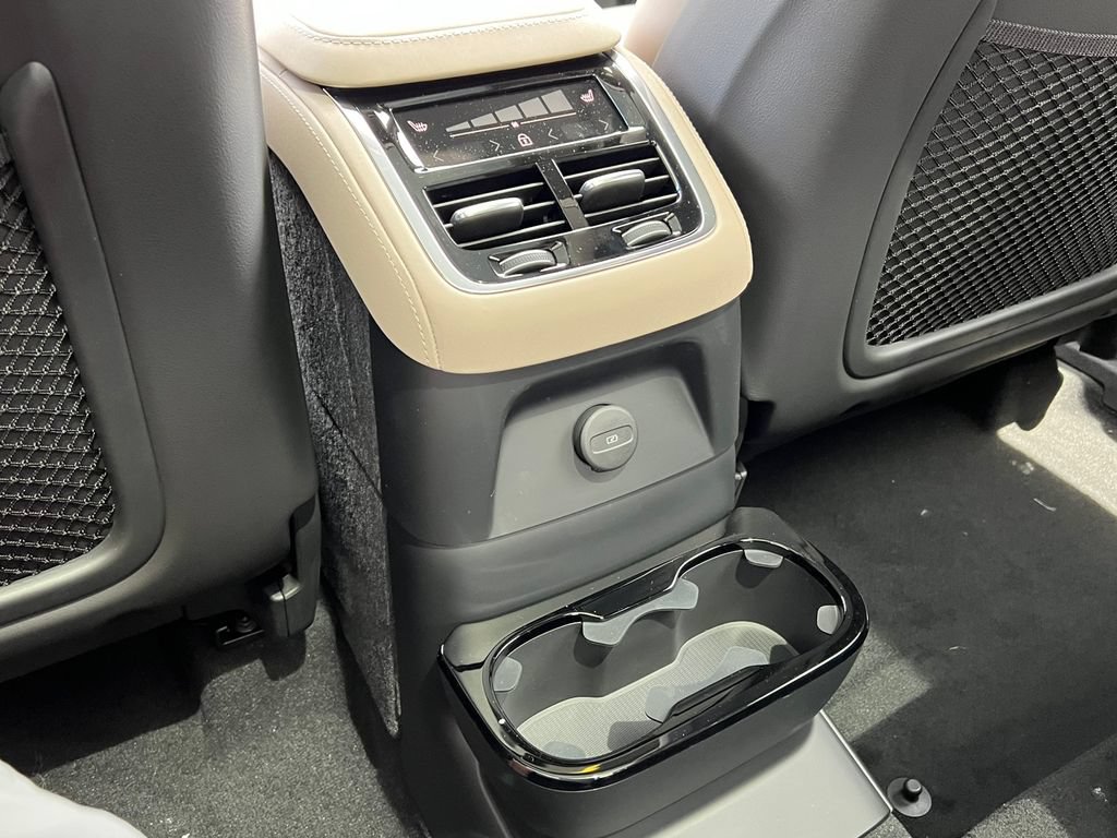 New 2026 Volvo XC90 T8 Plus w/ Protection Package Premier AWD/4WD image 32