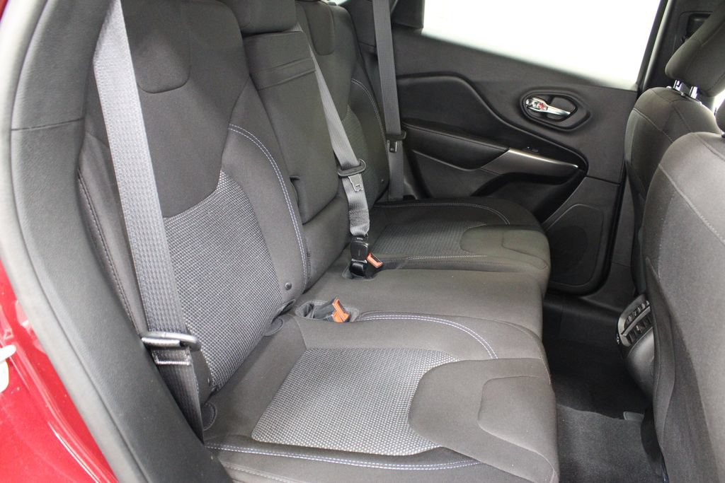 Used 2019 Jeep Cherokee Latitude w/ Popular Appearance Group FWD image 17
