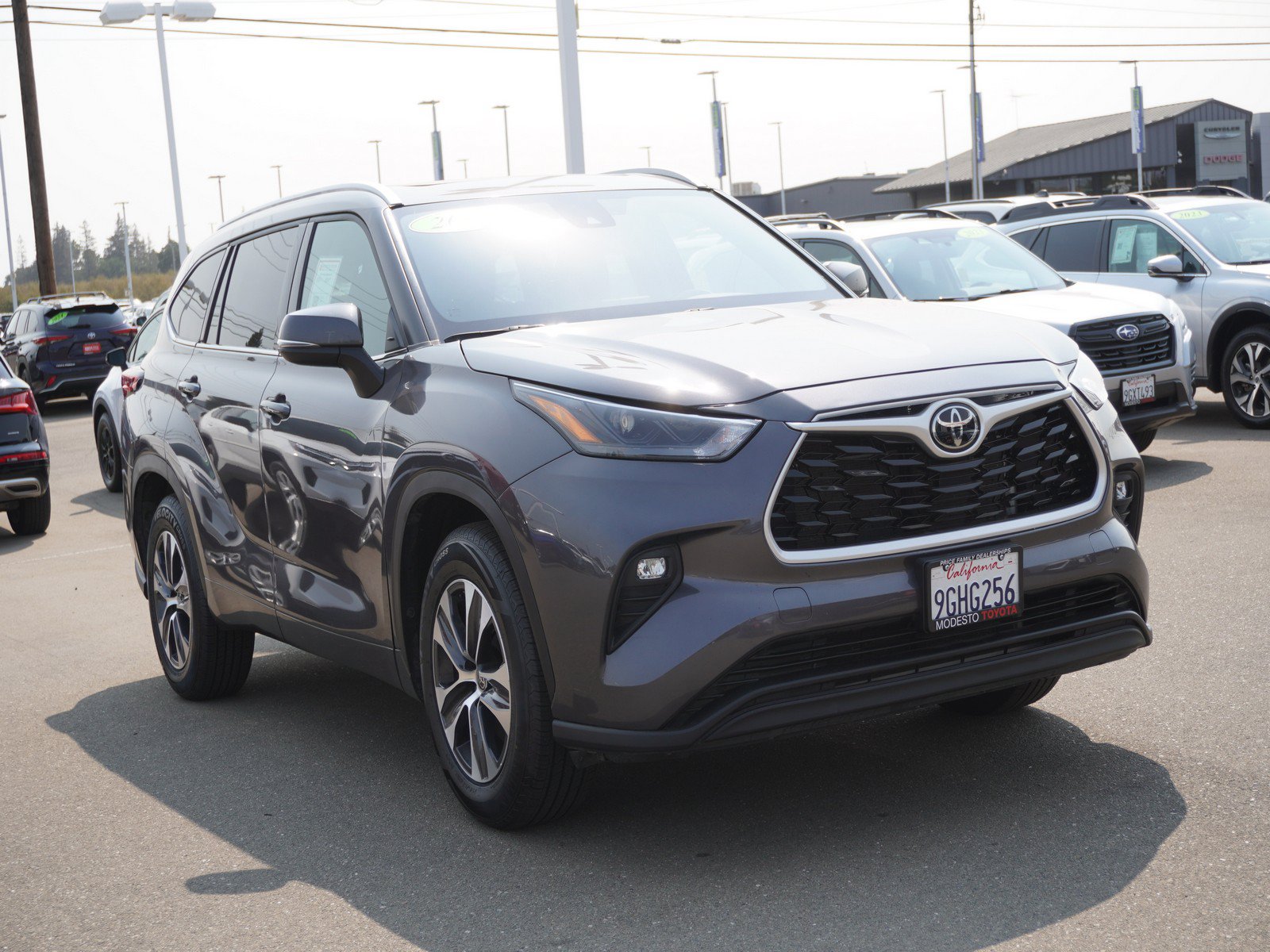 Used 2022 Toyota Highlander XLE FWD image 1