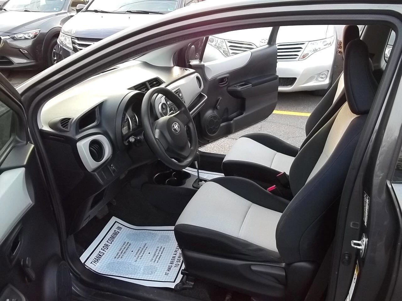 Used 2012 Toyota Yaris L image 3