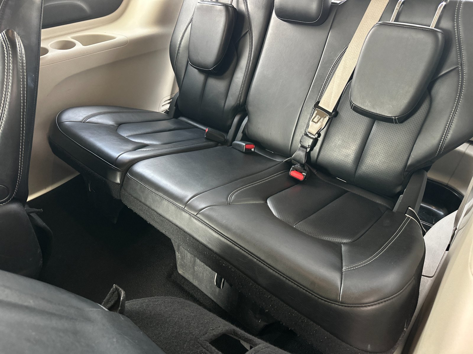 Used 2023 Chrysler Pacifica Touring-L FWD image 15