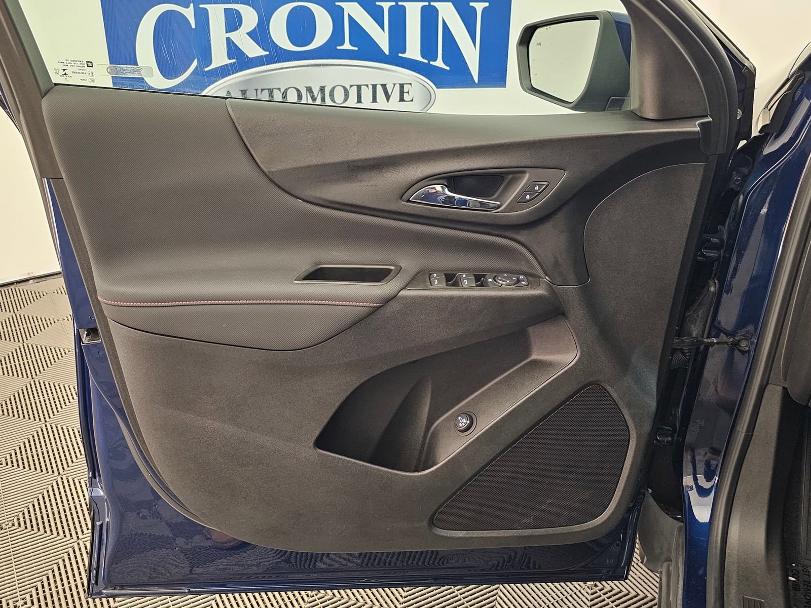 Used 2022 Chevrolet Equinox RS w/ Infotainment Package image 13