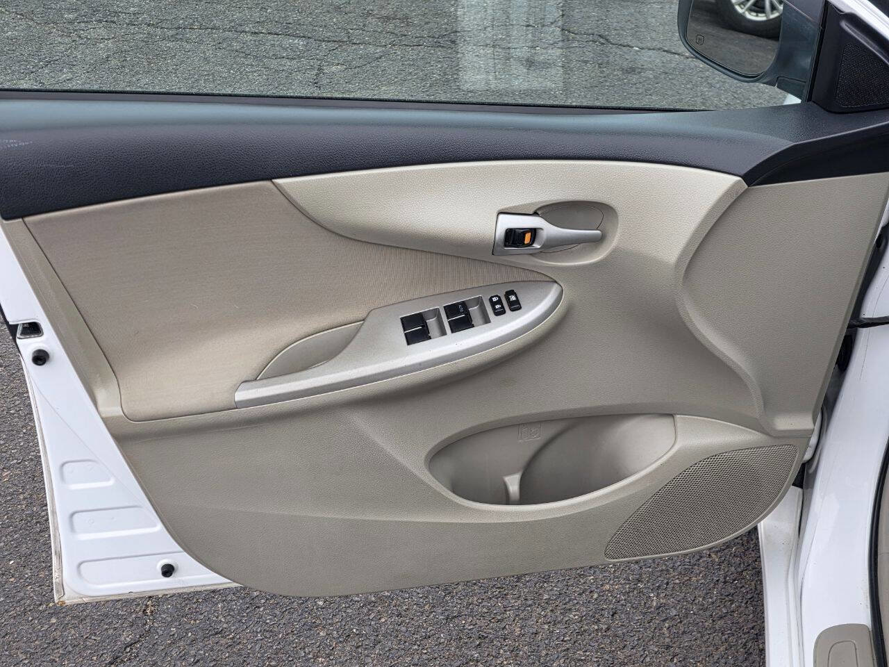 Used 2013 Toyota Corolla LE image 9