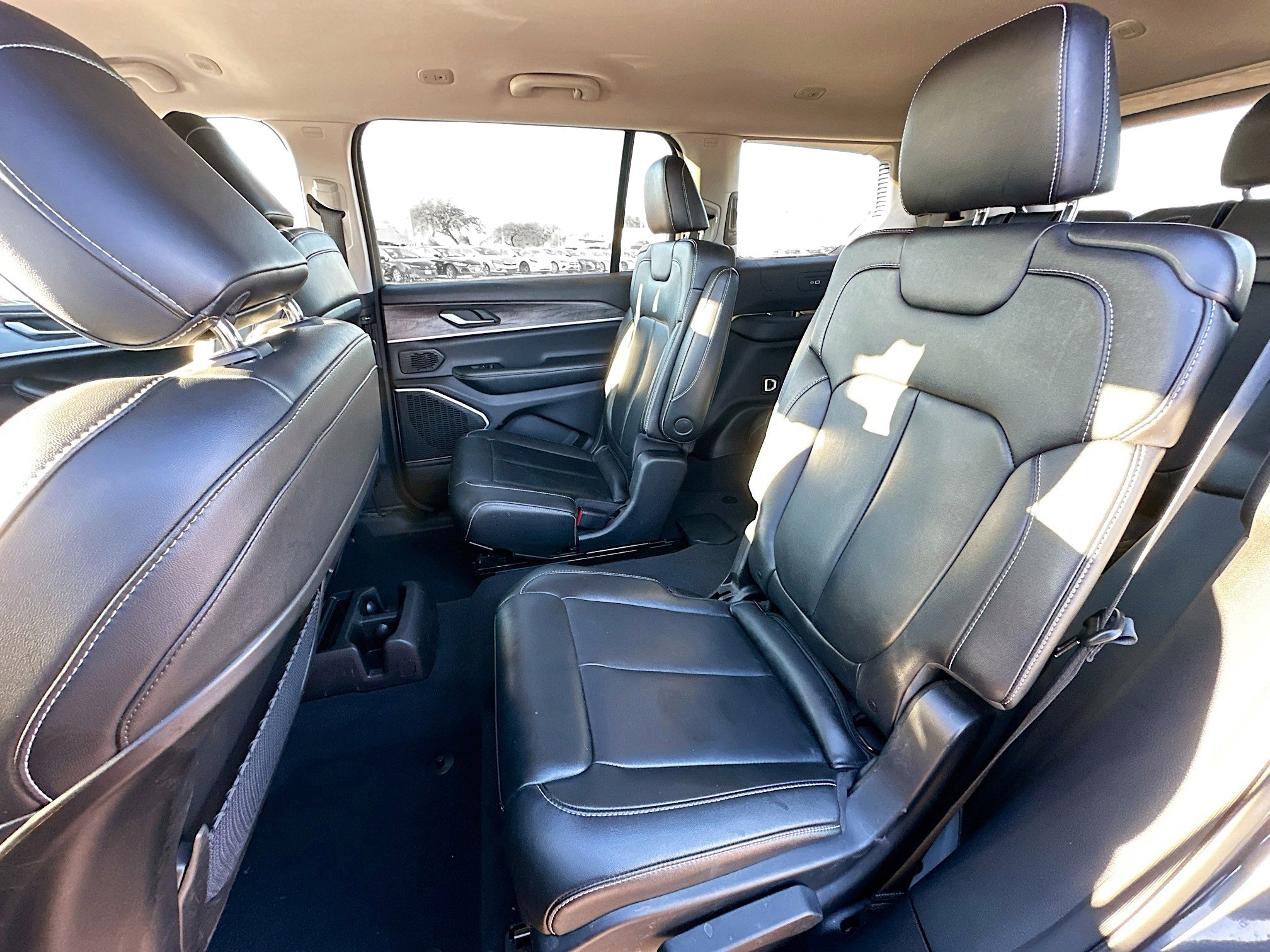 Used 2023 Jeep Grand Cherokee L Limited w/ Black Appearance Package image 28