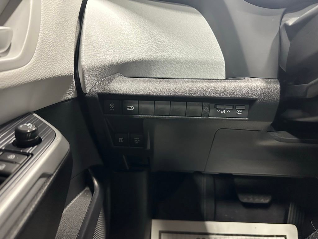 Used 2025 Toyota Sienna XLE image 17