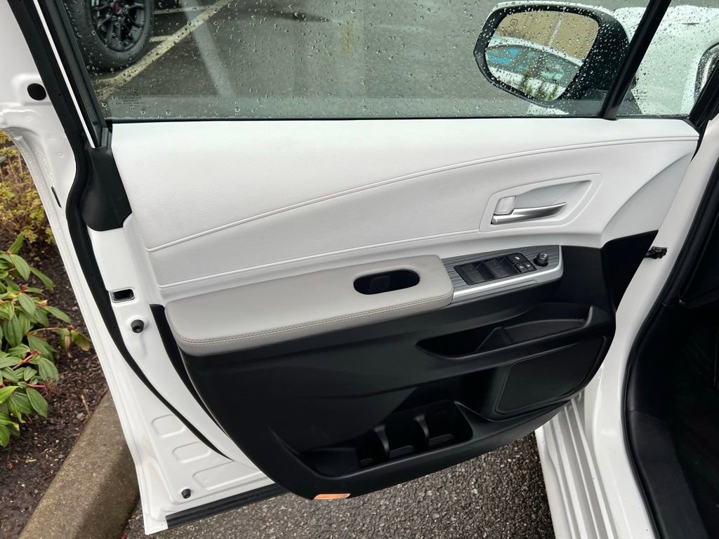 Used 2025 Toyota Sienna XLE FWD image 10