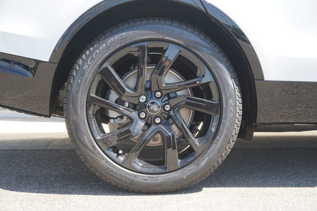 New 2025 Land Rover Discovery Dynamic SE image 32