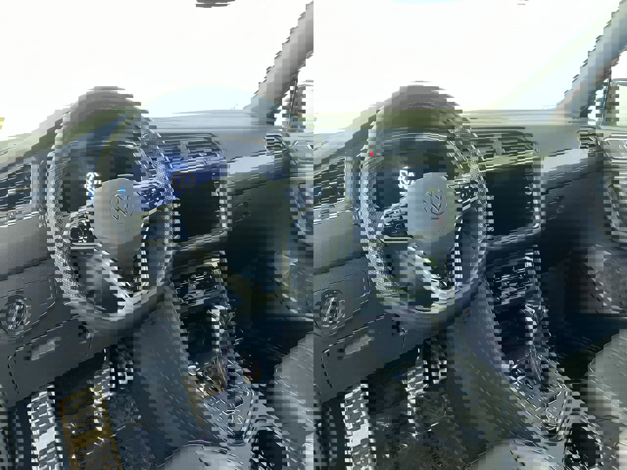 Used 2022 Volkswagen Tiguan SE R-Line image 31