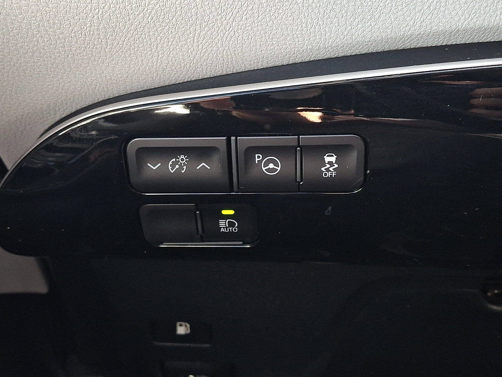 Used 2022 Toyota Prius LE FWD image 23