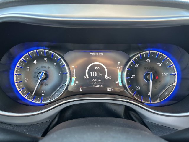 Used 2025 Chrysler Pacifica Limited FWD image 35