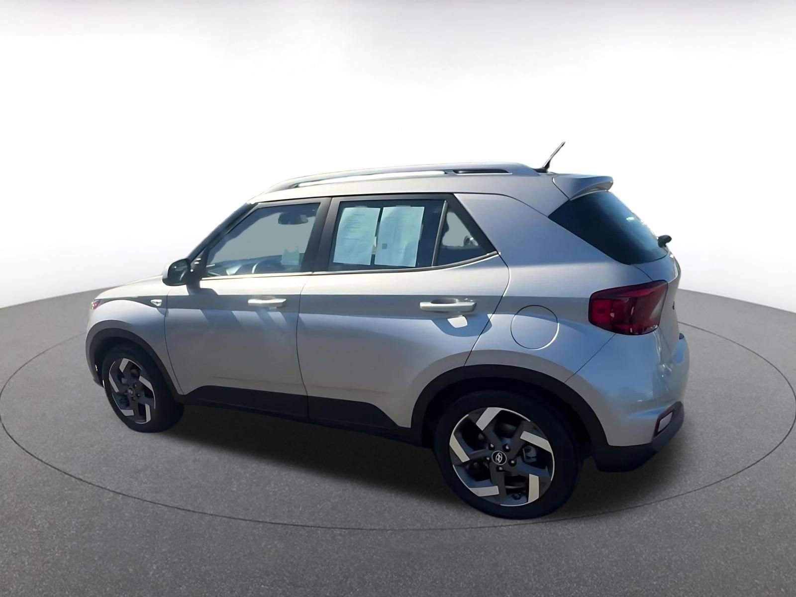 Used 2025 Hyundai Venue SEL image 10