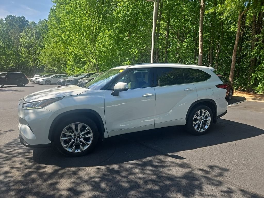 Used 2022 Toyota Highlander Limited image 1