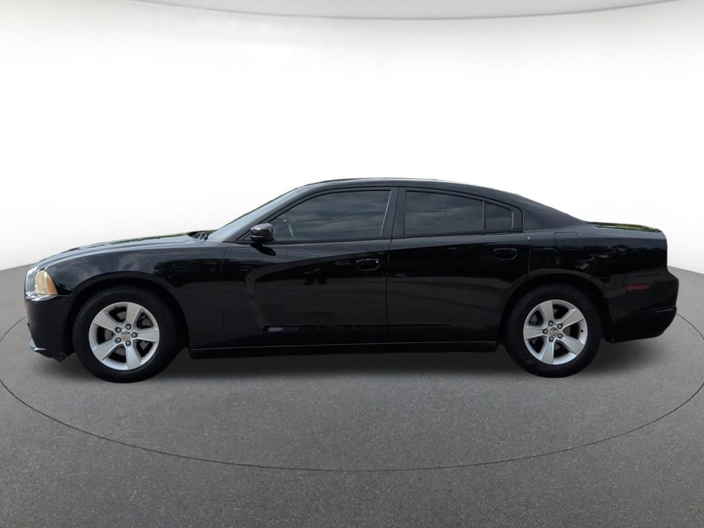 Used 2013 Dodge Charger SE RWD image 2