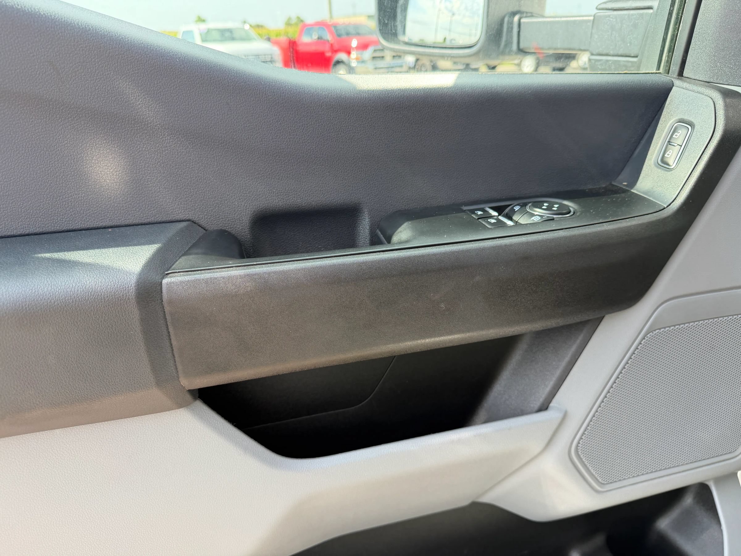Used 2024 Ford F550 4x4 Regular Cab Super Duty image 17