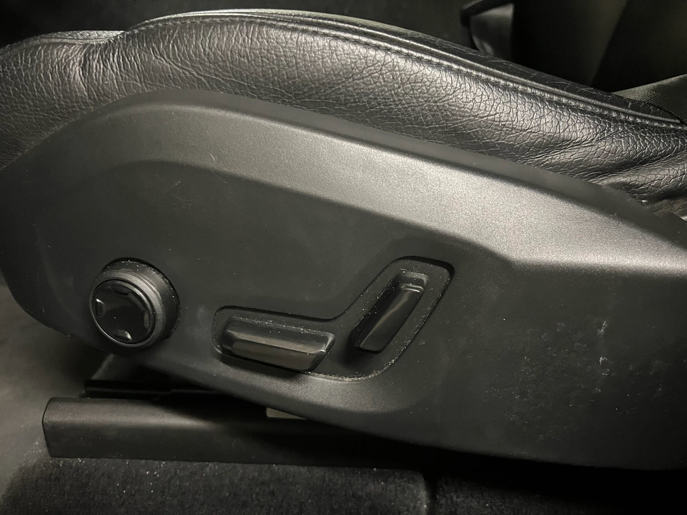 Used 2018 Volvo XC60 T6 Momentum w/ Convenience Package image 11