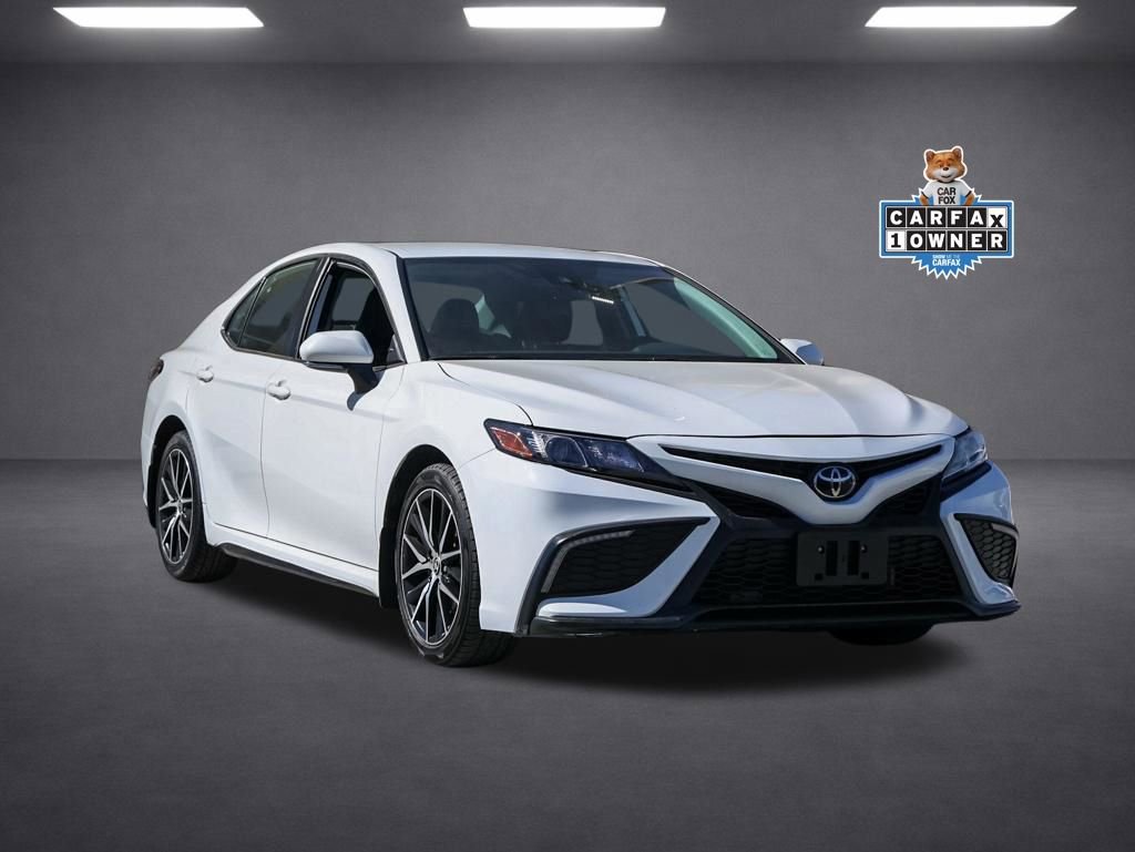 Used 2023 Toyota Camry SE image 2