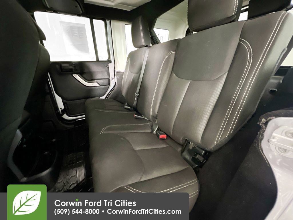 Used 2016 Jeep Wrangler Unlimited Rubicon w/ Connectivity Group AWD/4WD image 25