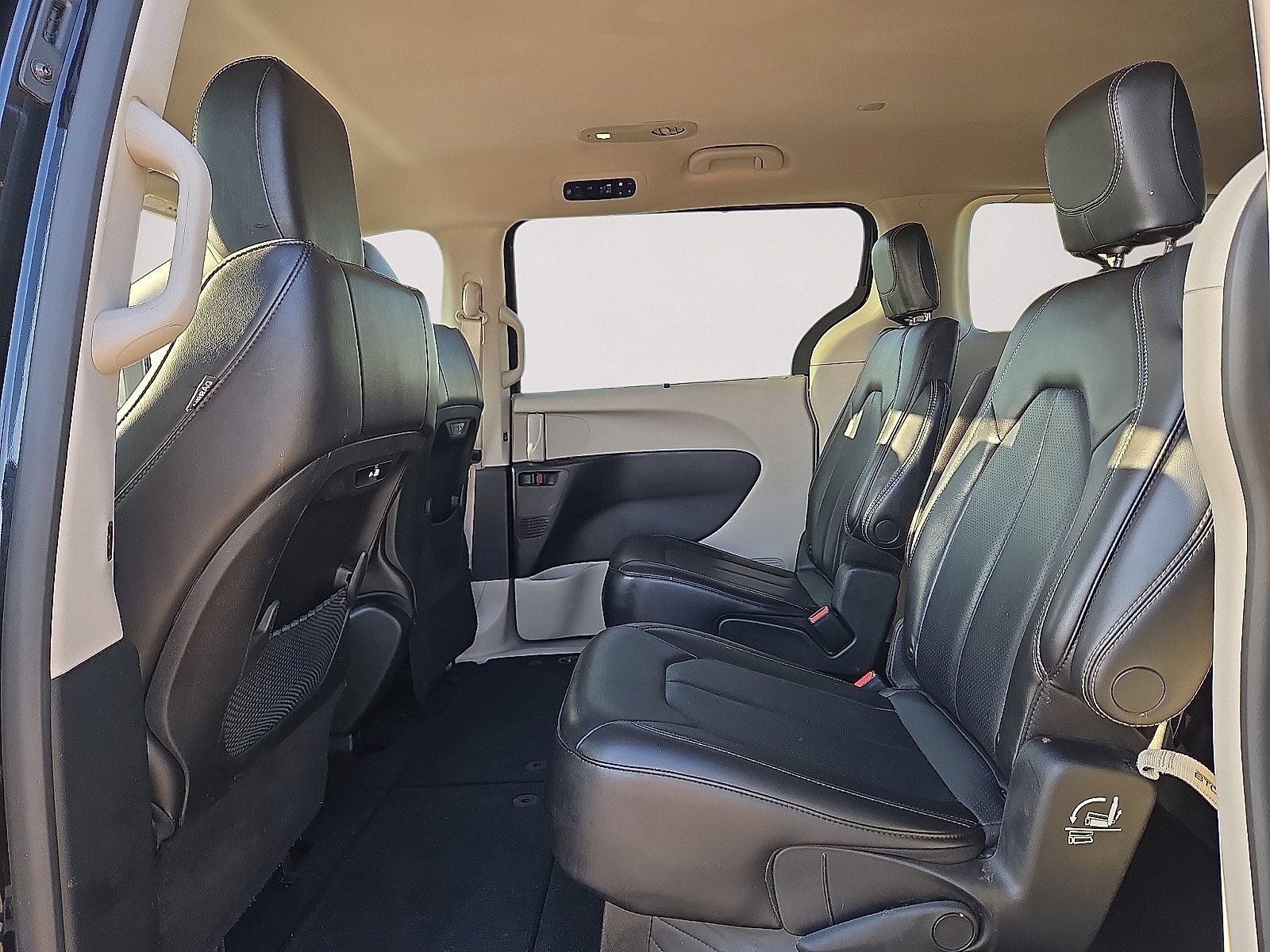 Used 2023 Chrysler Pacifica Touring-L FWD image 16