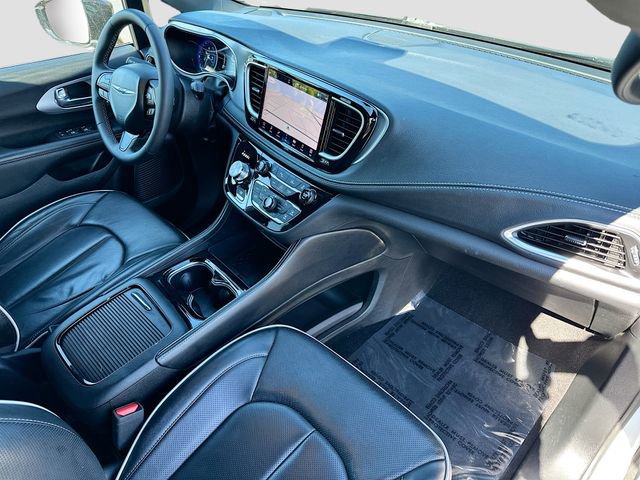 Used 2025 Chrysler Pacifica Limited image 29