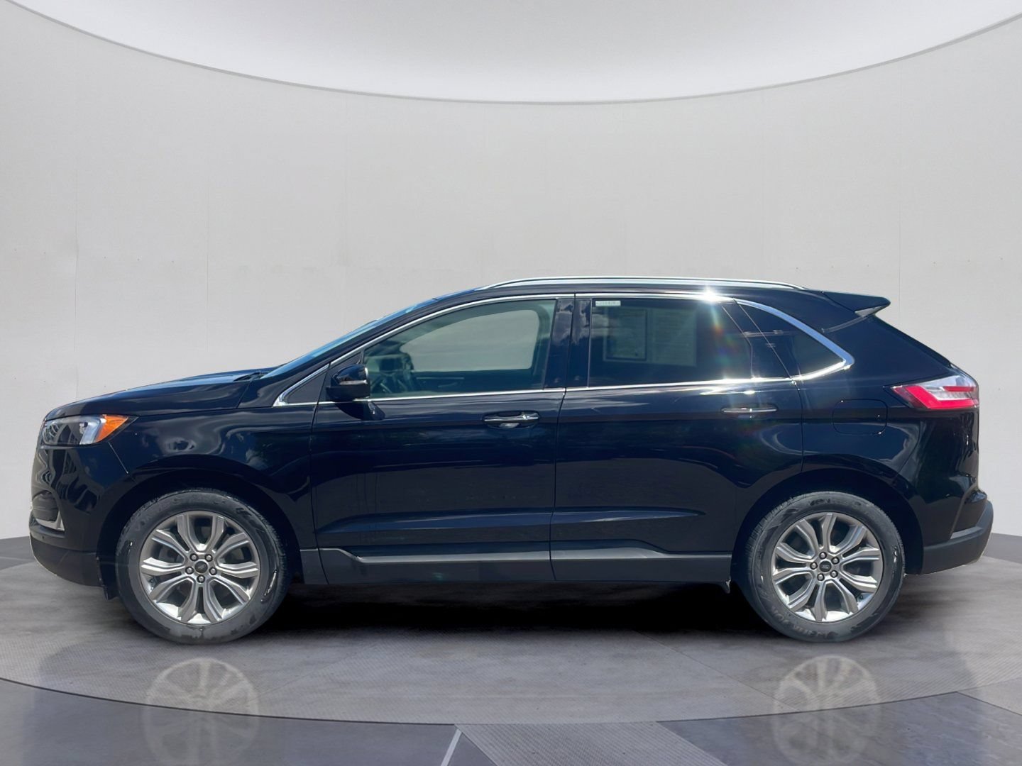 Certified 2023 Ford Edge Titanium AWD/4WD image 2