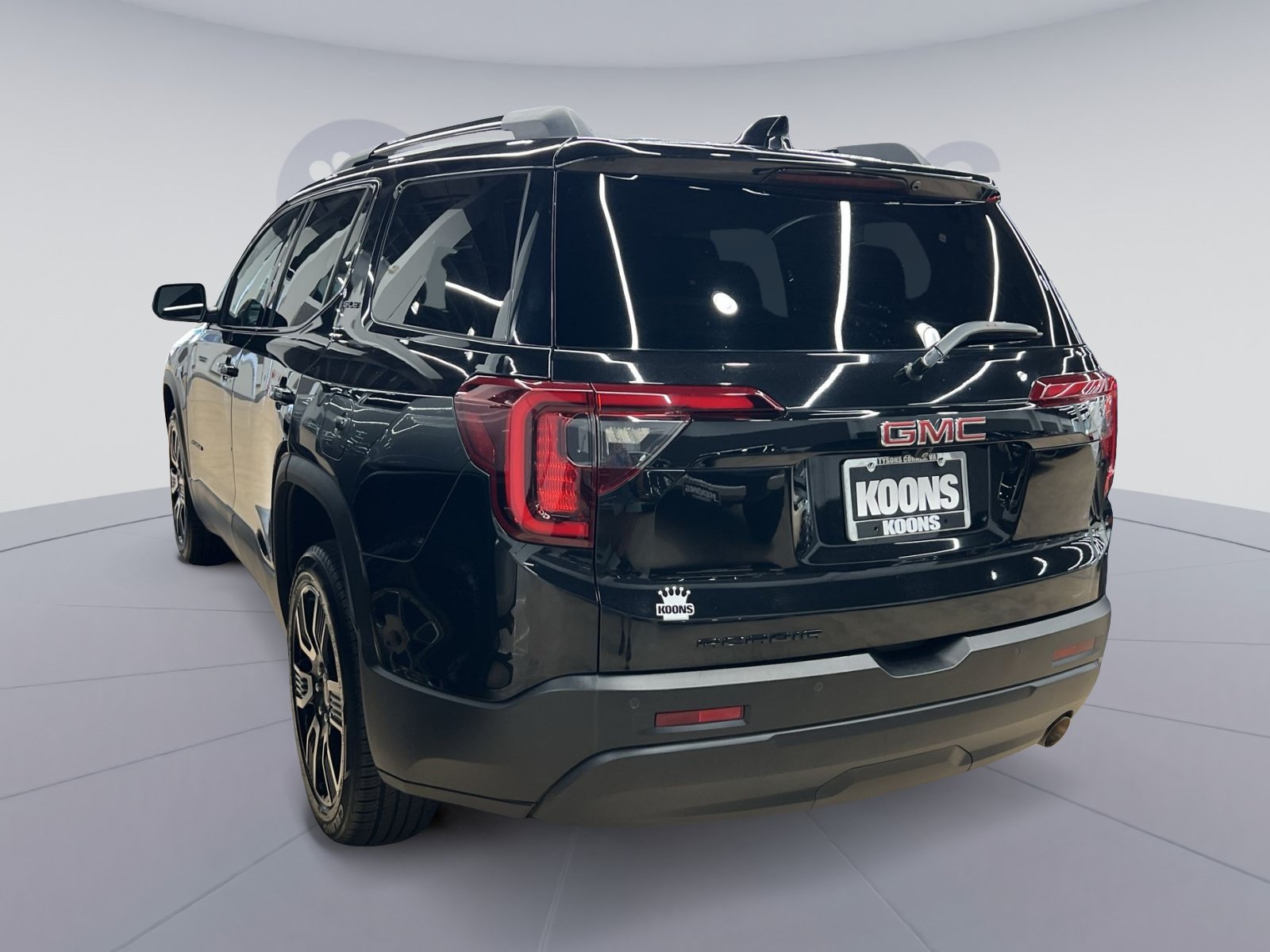 Used 2021 GMC Acadia SLE w/ Driver Convenience Package FWD image 2