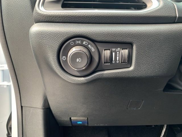 New 2026 Chrysler Pacifica Limited w/ Uconnect Theater Family Group image 11